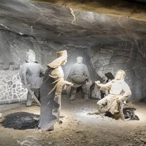 Statue of a miner presenting the salt to the queen